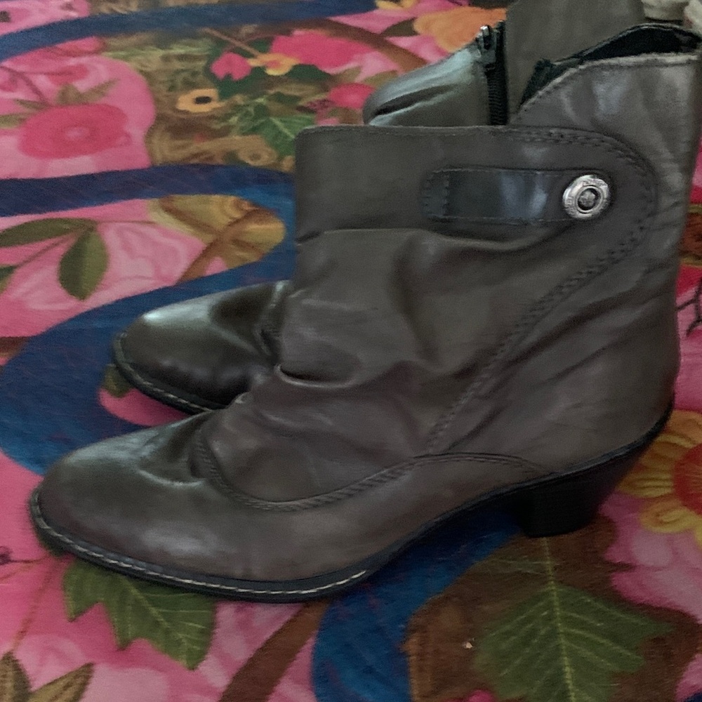 Riekers
Soft  Leather Gray Ankle Boots